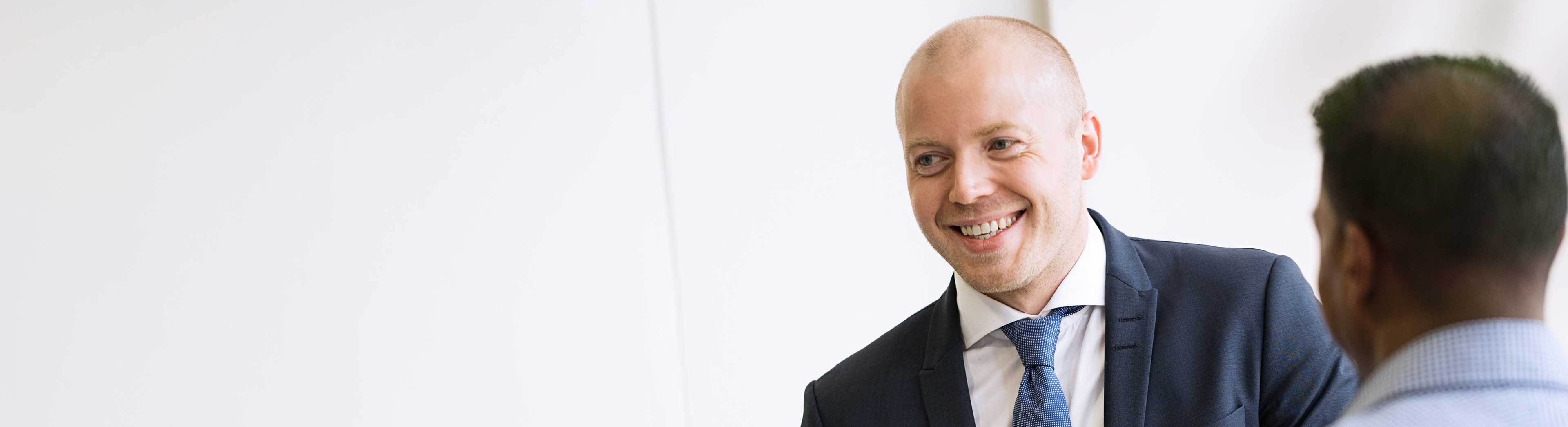 Two experienced male employees in a discussion in the office